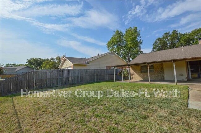 Building Photo - 2223 Greenvalley Dr