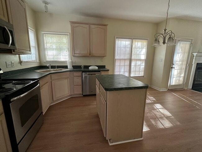 Building Photo - 412 Silvergrove Dr