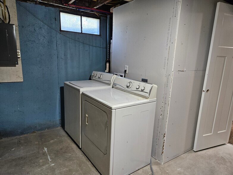 Building Photo - 413 SW Westlawn Dr