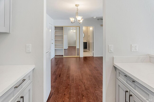 Building Photo - 363 Eden Roc Dr