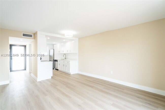 Building Photo - 6960 Rue Vendome