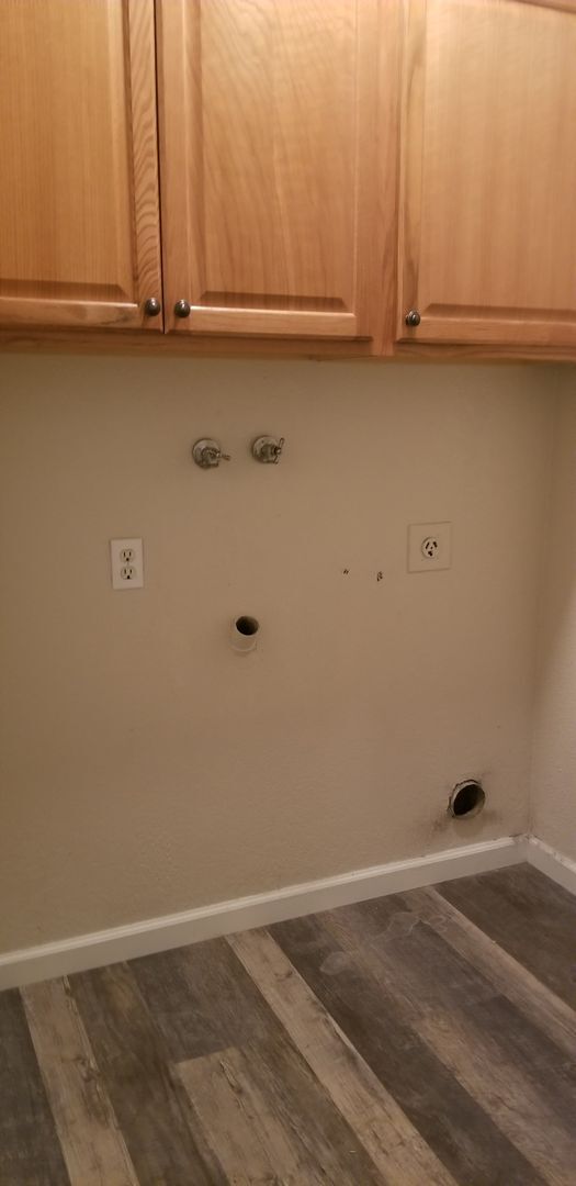 Building Photo - 3 Bed, 1 Bath Apartment