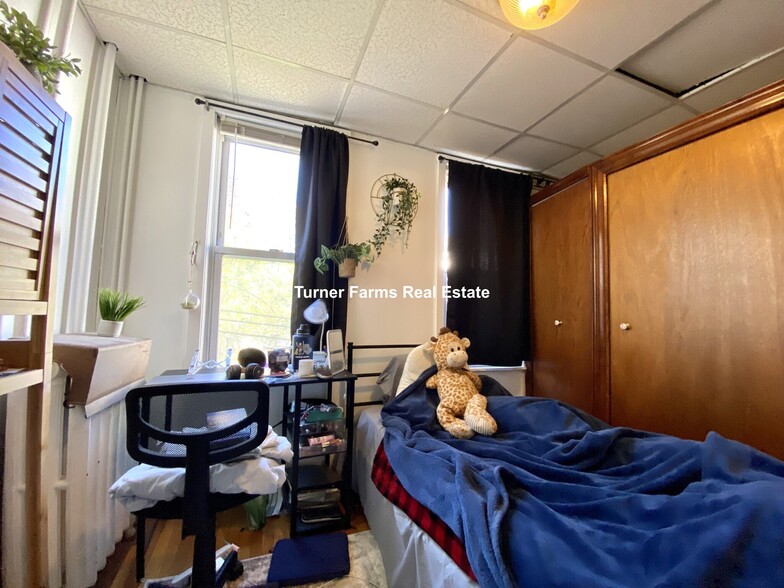 Building Photo - 205 Hillside St