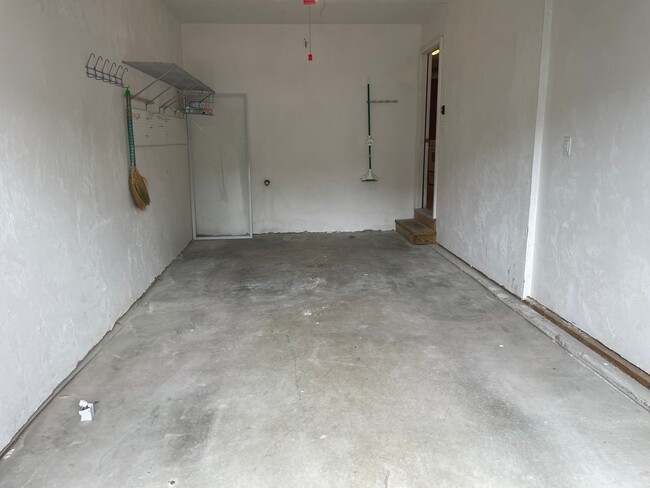 Building Photo - Newly Renovated Townhouse Style Condo For ...