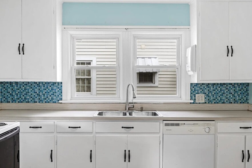 Building Photo - 1206 Spring Hill Rd