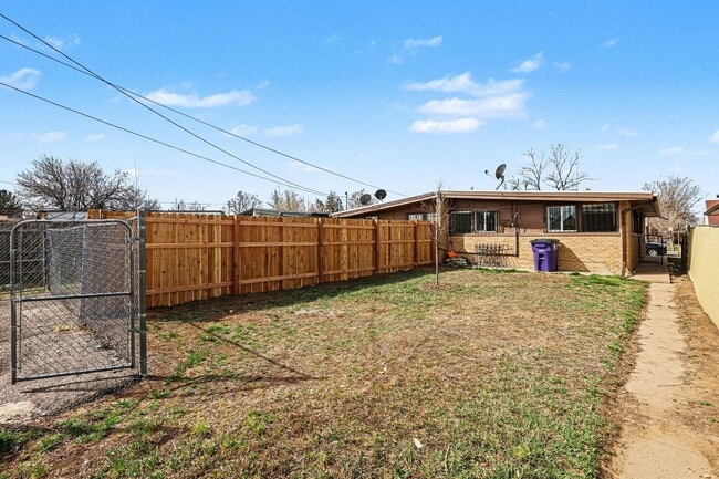 Building Photo - Newly Renovated 2Bed/1Bath Duplex in Park Hill