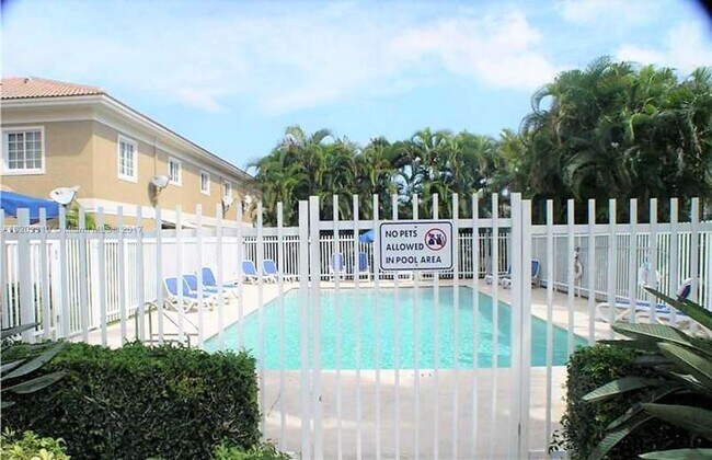 Building Photo - 2 bedroom in Hollywood FL 33012