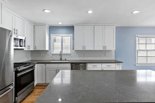 Building Photo - Charming 3BD/2BA Hermosa Beach Bungalow