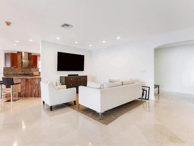 Building Photo - 565 N Shore Dr