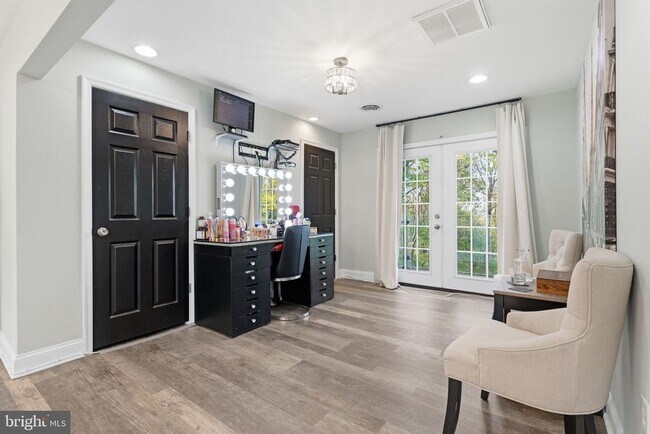 Building Photo - 5642 Jefferson Blvd