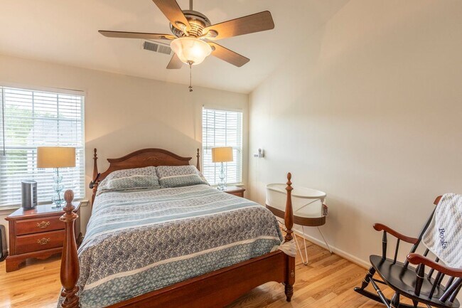 Building Photo - 703 Rainier Rd