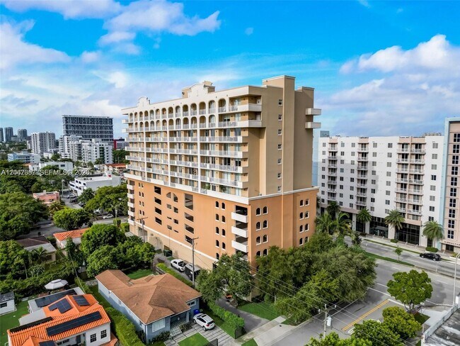 Building Photo - 2425 SW 27th Ave