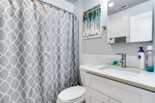 Building Photo - Cozy 1 Bedroom Apartment in Bloomingdale!