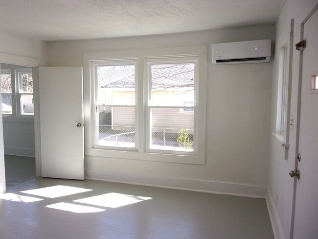 Building Photo - Fully Renovated Home close to I-77