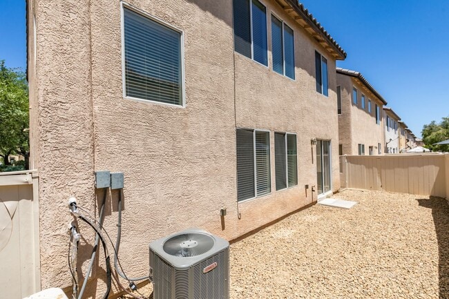 Building Photo - NEWLY UPDATED 4 BEDROOM HOME IN THE SOUTHWEST