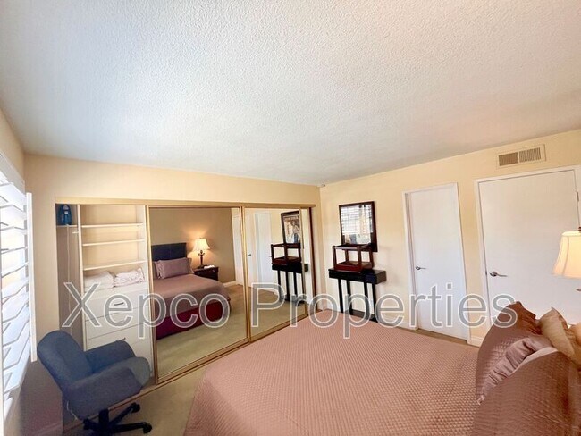 Building Photo - 5300 E Waverly Dr