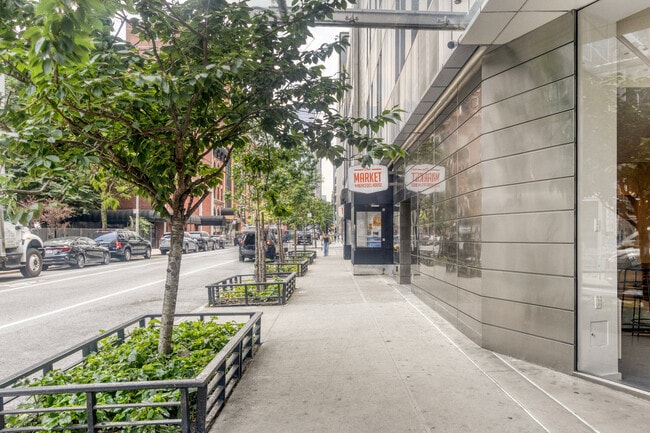 Building Photo - 550 W 54th St