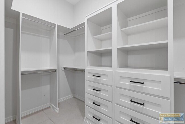 Building Photo - 7401 Hana Dr