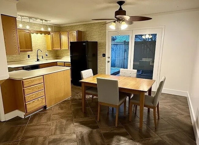 Building Photo - Beautifully Maintained Townhome in the Heart of Bellevue!