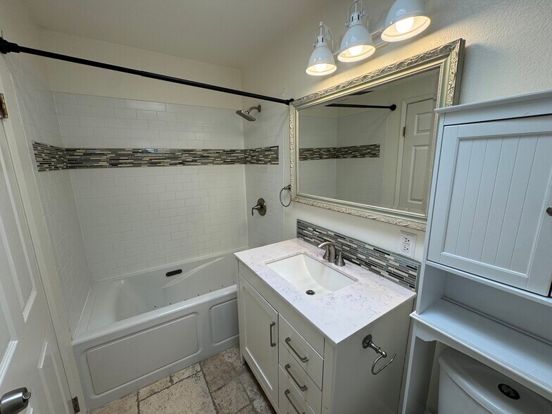 Building Photo - 1121 Calle Tulipan