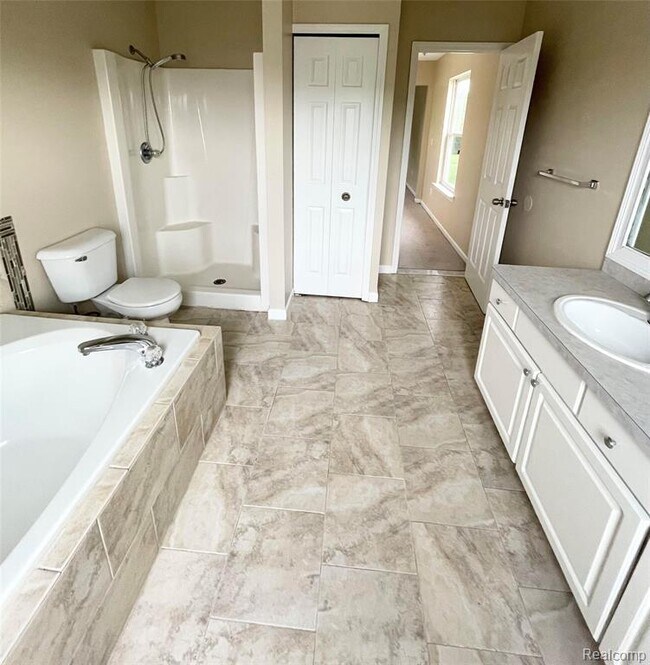 Building Photo - 1215 Oaklawn Dr