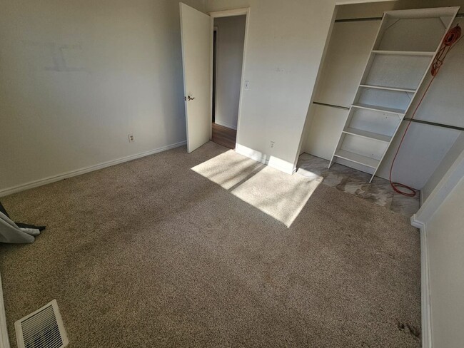 Building Photo - 3 bed 1 bath 2 Car garage- Desert Springs ...