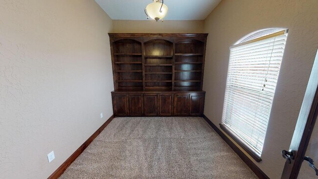 Building Photo - 328 Creekside Dr