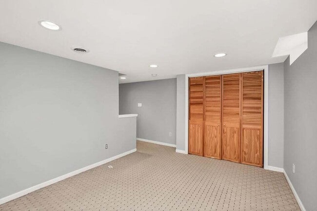 Building Photo - 5160 N Bay Ridge Ave