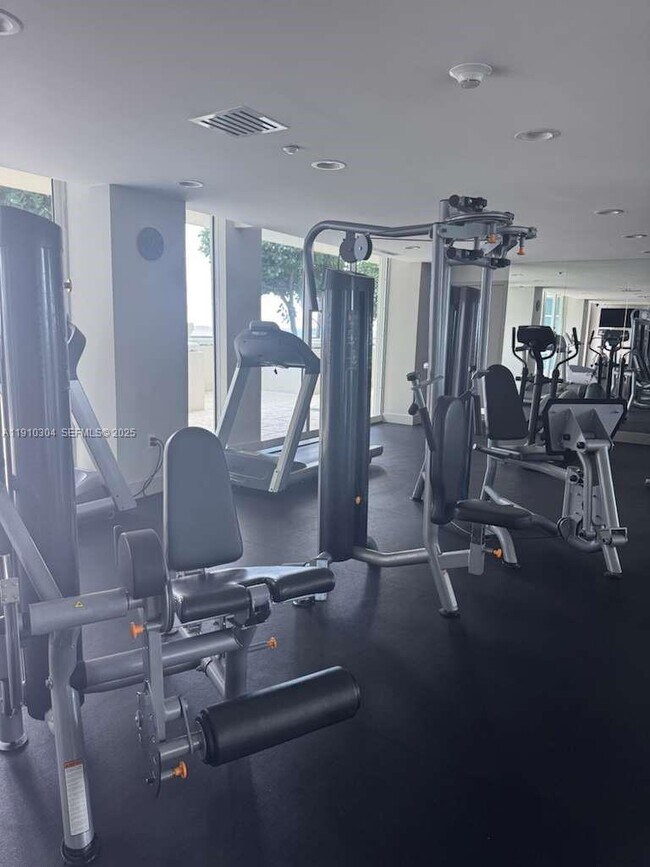 Building Photo - 5025 Collins Ave