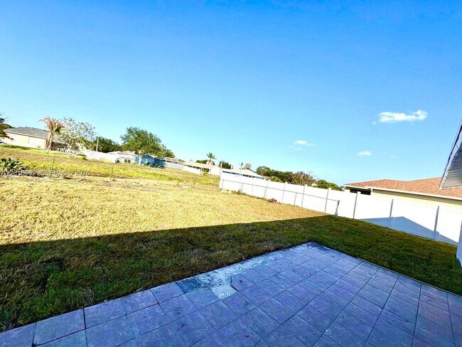 Building Photo - 2351 SW Chestnut Ln