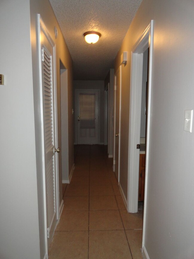 Building Photo - Newly Remodeled Townhouse in Valdosta