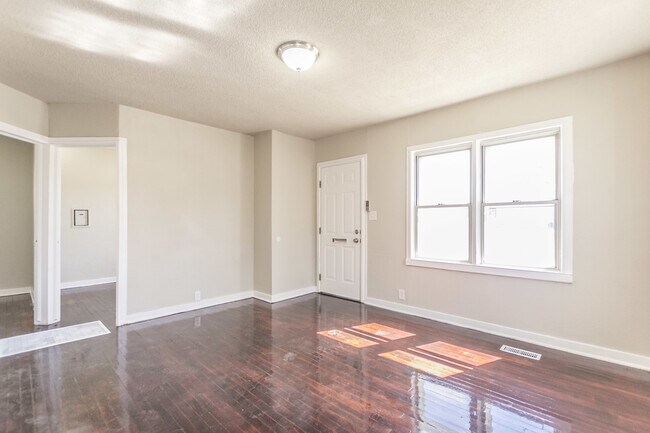Building Photo - Adorable 2 Bedroom 1 Bath - 2 Stall Detach...