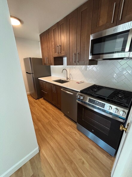Kitchen (with stainless steel appliances!) - 5113 Crossfield Ct