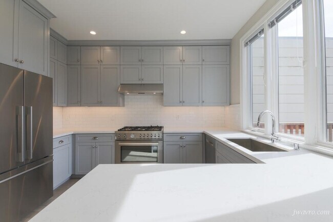 Building Photo - 127 Ashbury St