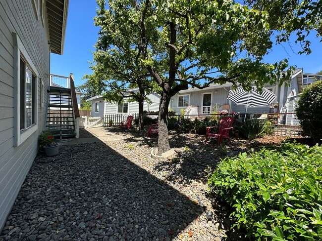 Building Photo - Top Floor of Benicia Duplex