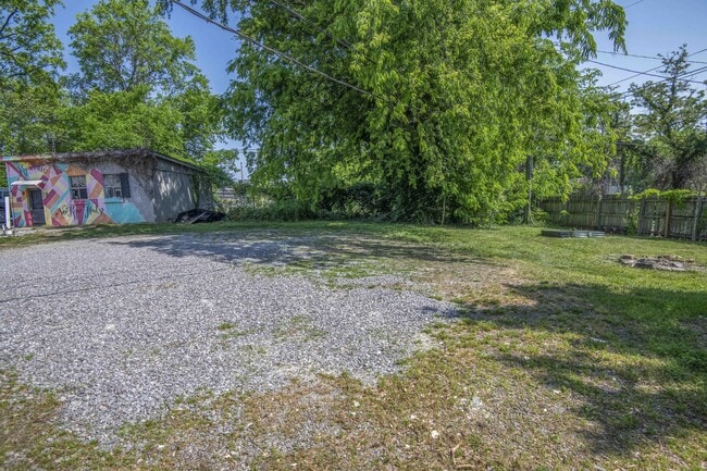Building Photo - 117 E Glenwood Ave