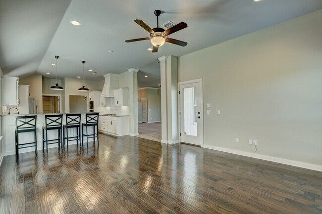 Building Photo - Desirable Home In Valencia Park!
