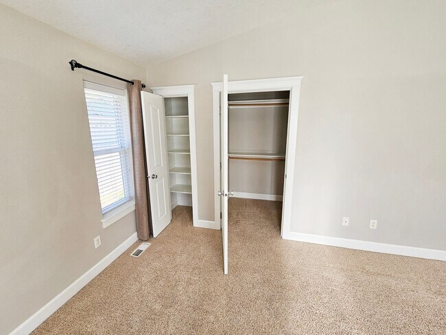 Building Photo - 917 N Cascade Dr