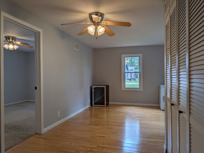 Building Photo - Beautiful 5 Bedroom 2 Bathroom Neenah Lake Home