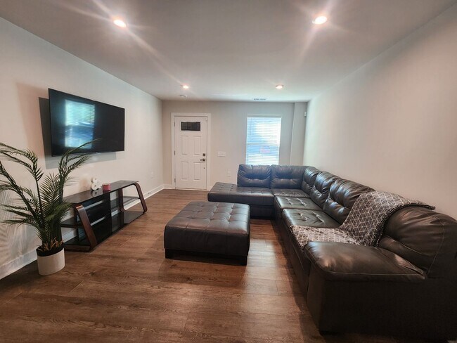 Building Photo - 3 Bedroom Townhome in Troutman