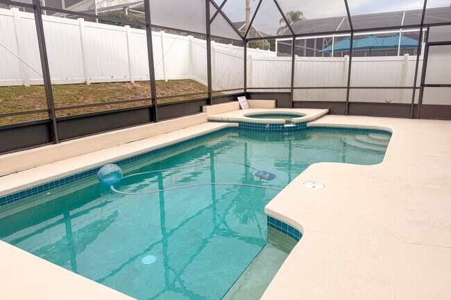 Building Photo - Davenport Pool house 4/2
