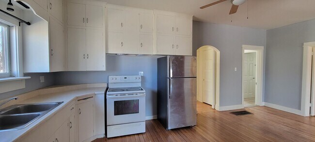 Building Photo - 3 bedroom 2 bath home