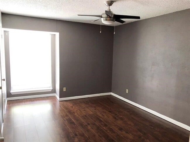 Building Photo - 17331 Red Oak Dr