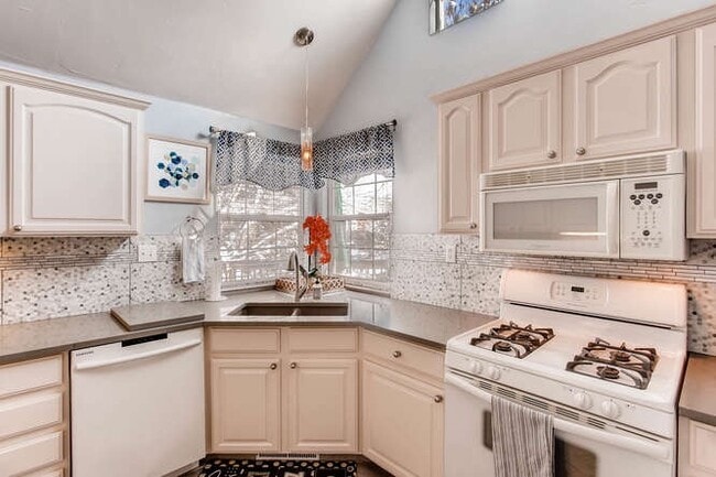 Building Photo - 420 W Oak St