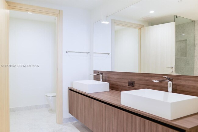 Building Photo - 1000 Brickell Plaza