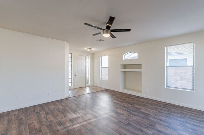 Building Photo - Move right in to your dream home!