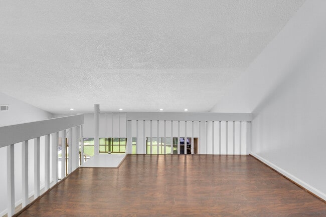 Building Photo - 6680 Thornhill Ct