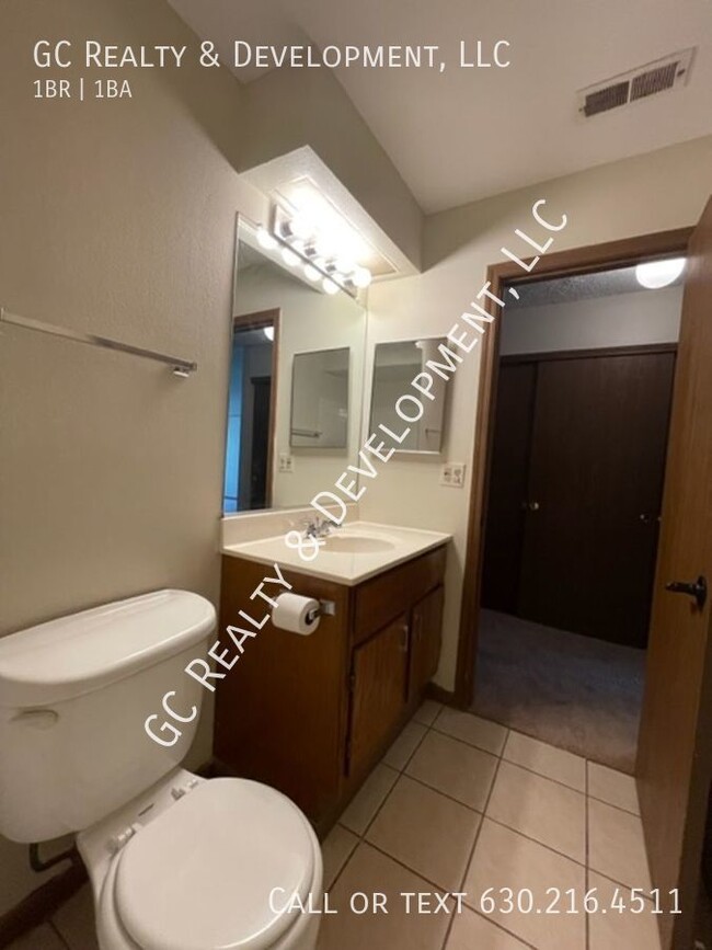Building Photo - ***DOWNTOWN ELK GROVE VILLAGE - 1 BDRM CON...