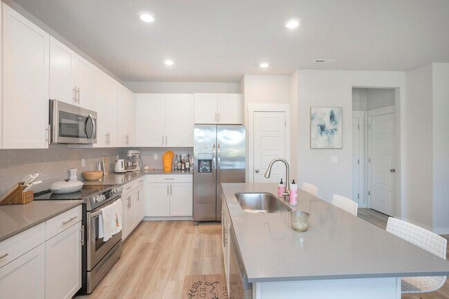Building Photo - 517 Swanholme Dr