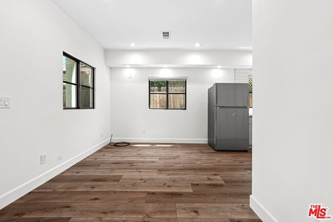 Building Photo - 720 W Altadena Dr